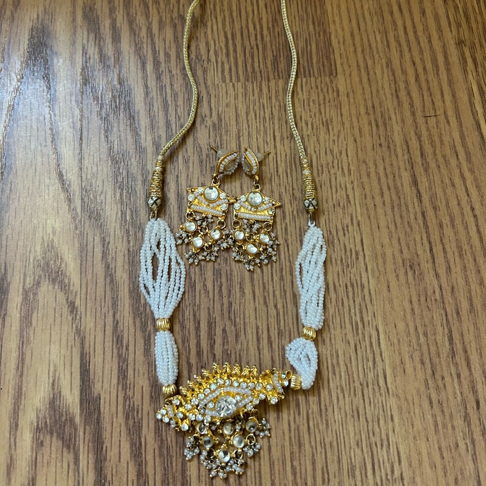 Elegant Gold and White Necklace Set